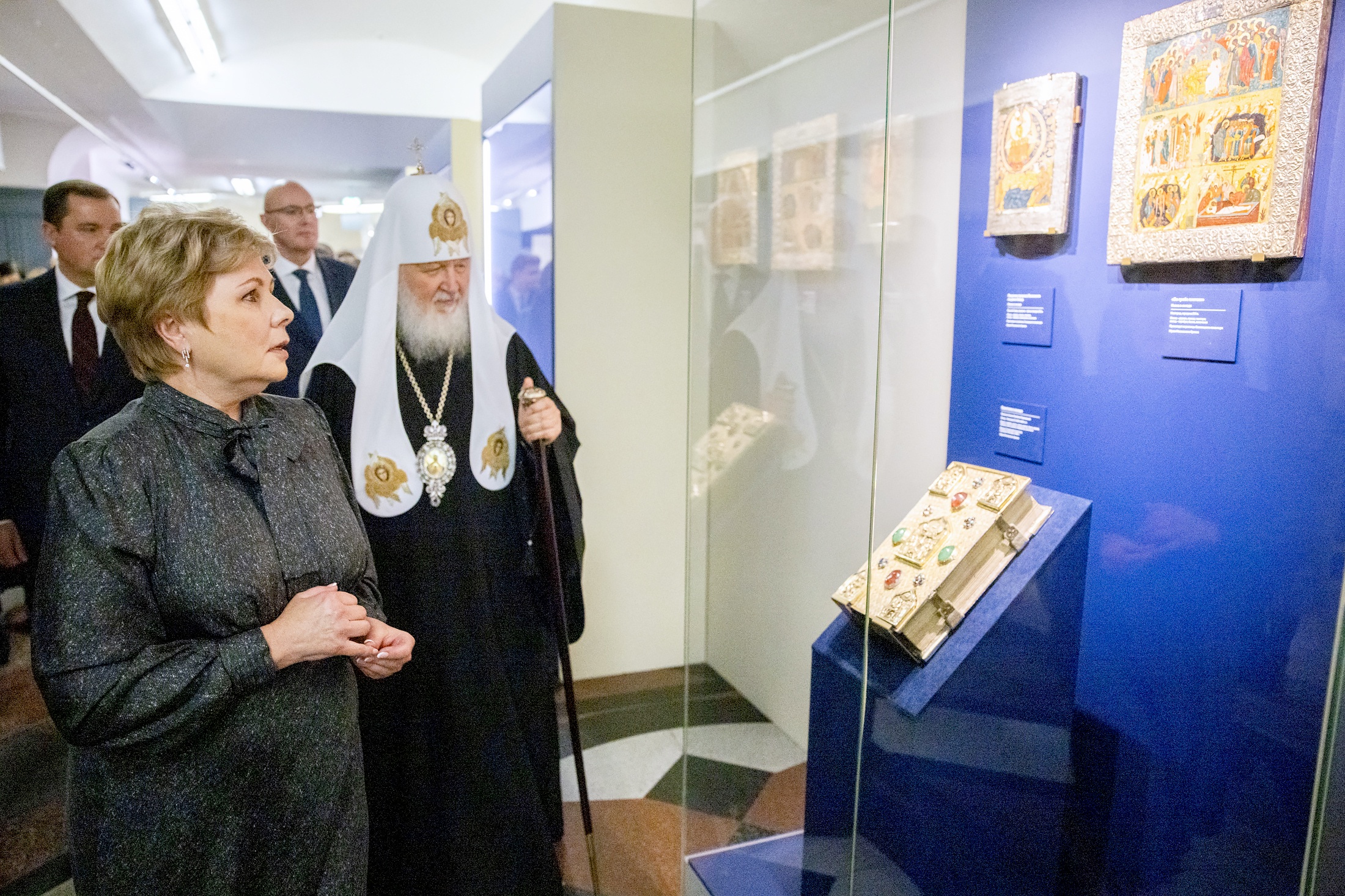 Генеральный директор музея-заповедника "Московский Кремль" Елена Гагарина с Патриархом Московским и всея Руси Кириллом на открытии выставки.