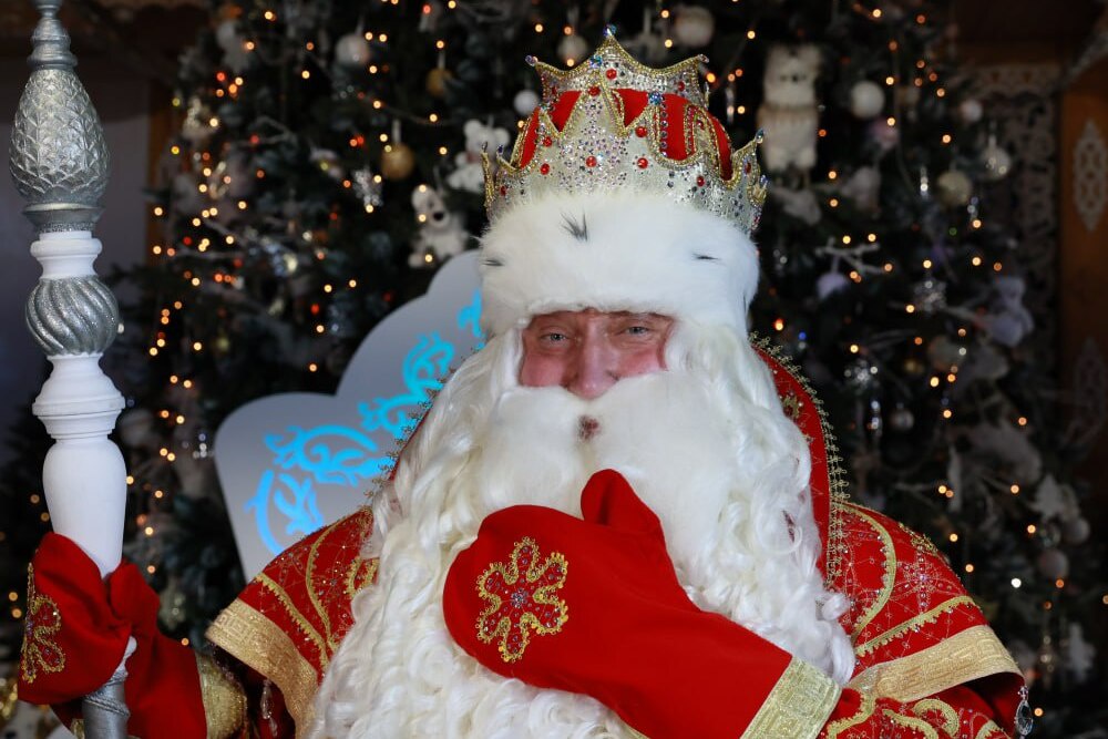 Дед Мороз зажег первую в России новогоднюю елку в Великом Устюге