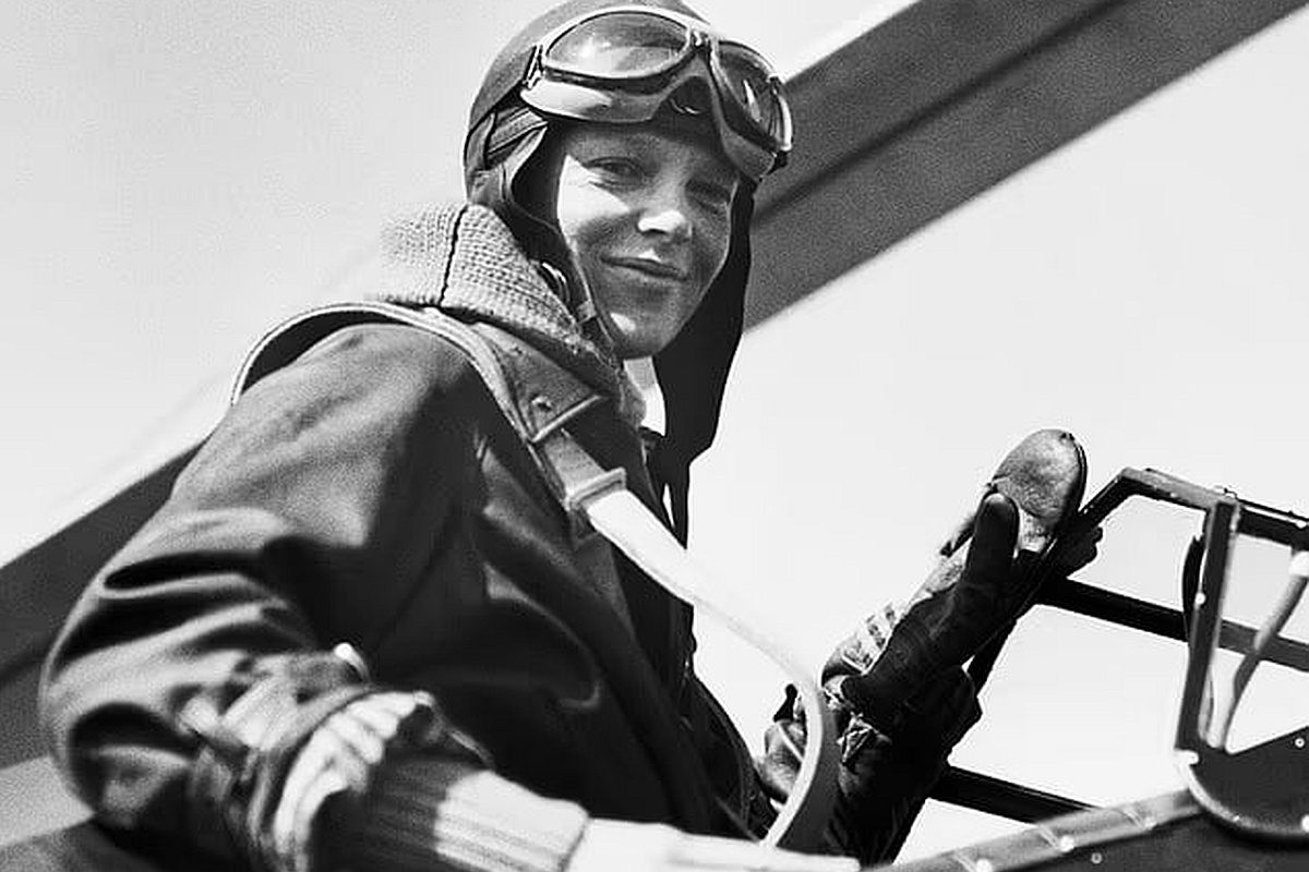 Амелия Эрхарт была пионером американской авиации и при жизни была очень популярна, но обстоятельства ее смерти до сих пор остаются загадкой. На фото она в 1931 году в кабине своего самолета. Амелия Эрхарт была пионером американской авиации и при жизни была очень популярна, но обстоятельства ее смерти до сих пор остаются загадкой. На фото она в 1931 году в кабине своего самолета.