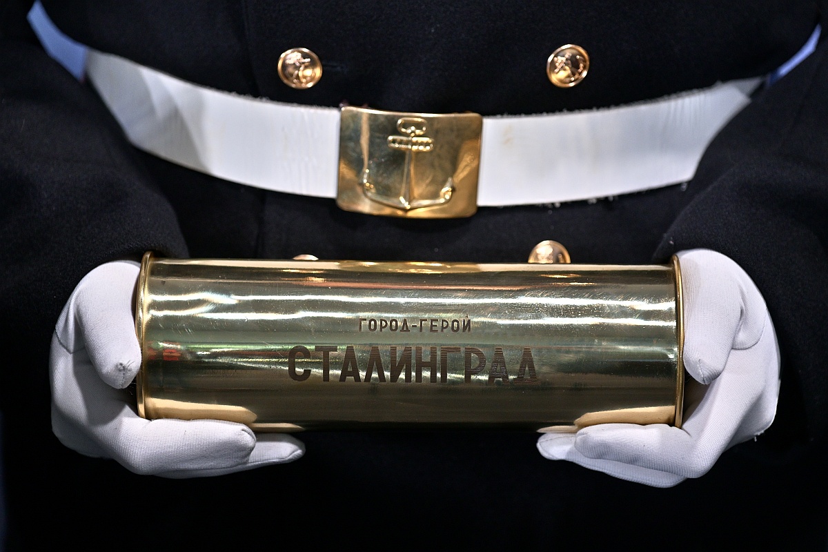 Церемония закладки седьмого универсального атомного ледокола проекта 22220 "Сталинград". На фото - капсула с землей с Мамаева кургана. Церемония закладки седьмого универсального атомного ледокола проекта 22220 "Сталинград". На фото - капсула с землей с Мамаева кургана.