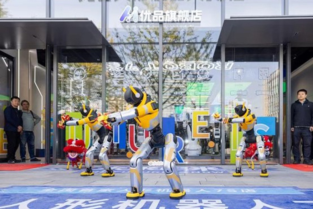 Роботы танцуют на церемонии открытия 7S-магазина гуманоидных роботов в Ухане Роботы танцуют на церемонии открытия 7S-магазина гуманоидных роботов в Ухане