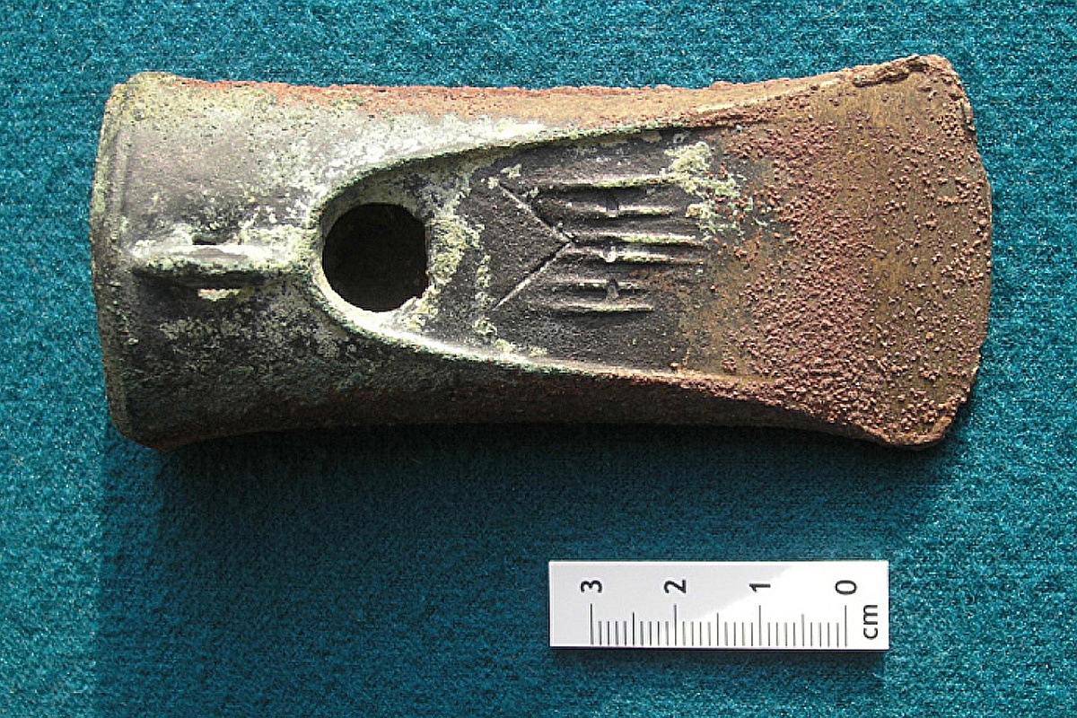 Бронзовый топор, найденный в Семиярке. Бронзовый топор, найденный в Семиярке.