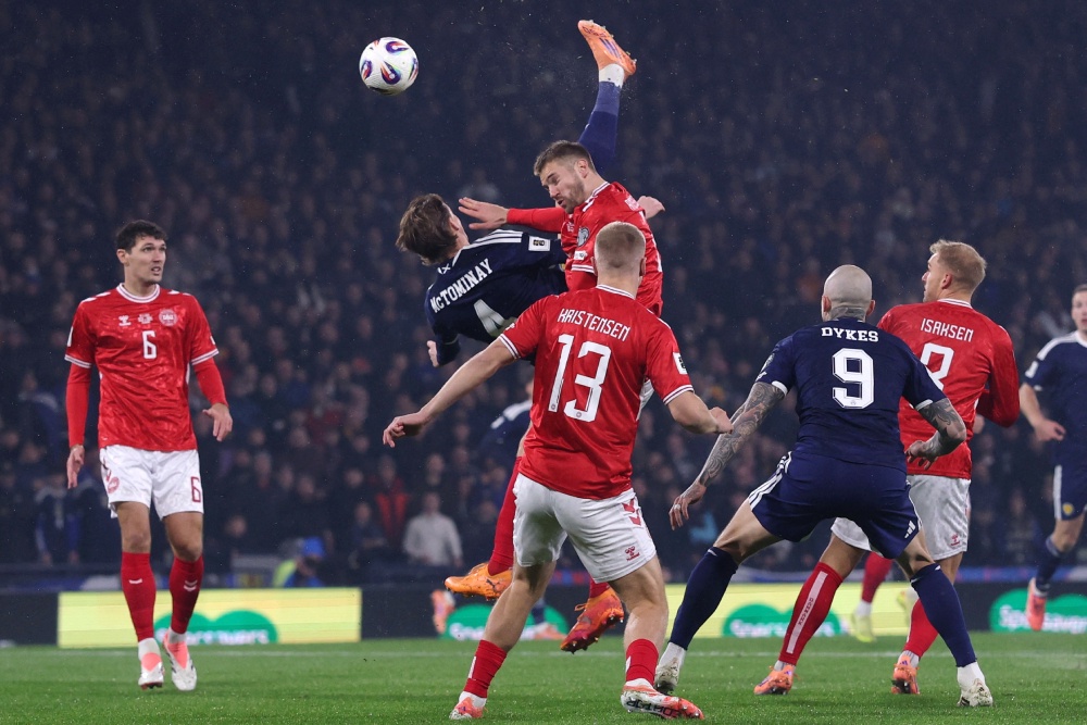 Тон матчу за прямую путевку на ЧМ-2026, в котором Шотландия дома обыграла Данию (4:2), задал точный удар через себя одного из лидеров хозяев Скотта Мактоминея (в темном).