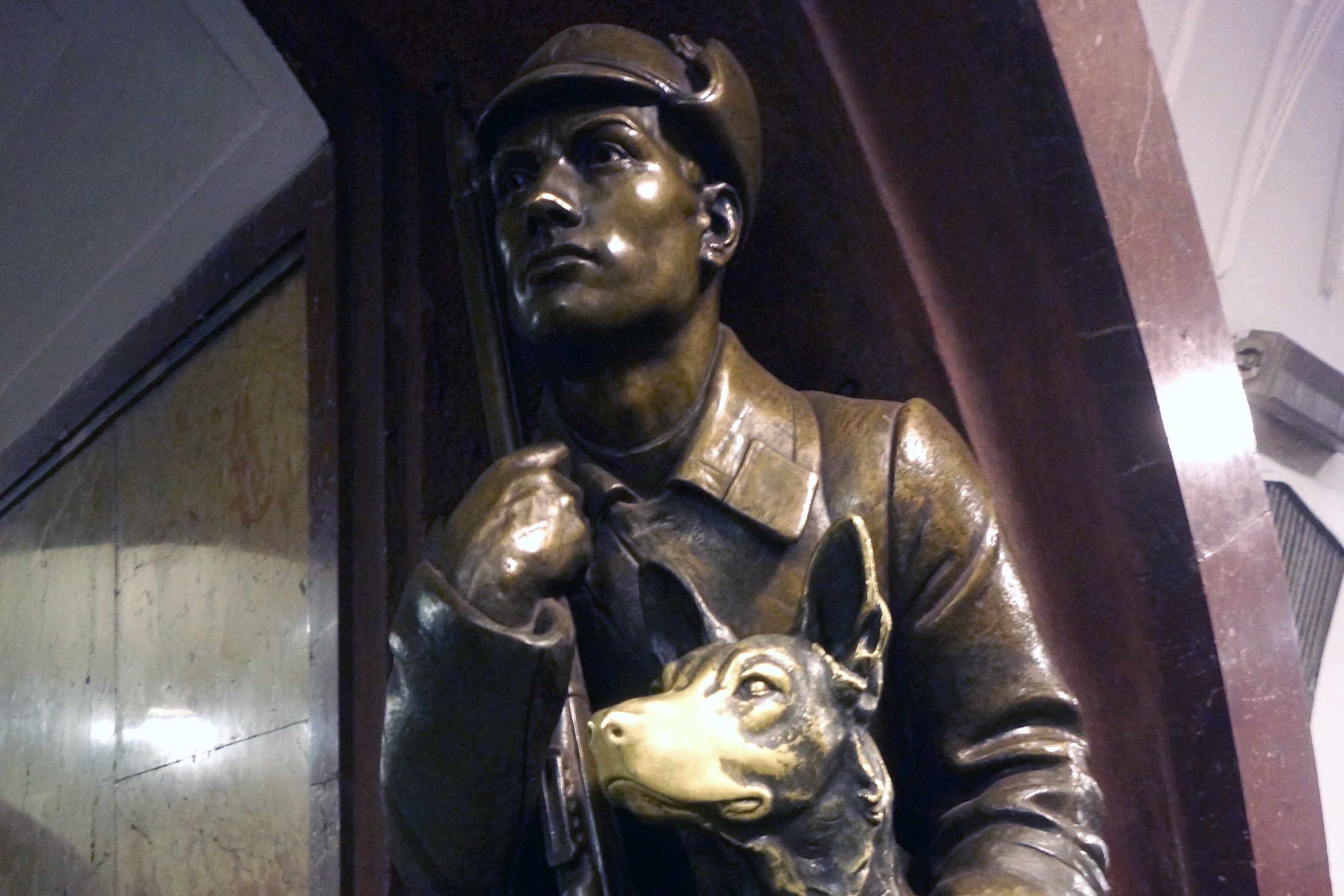 Пожалуй, чаще всего пассажиры трут нос собаке пограничника.