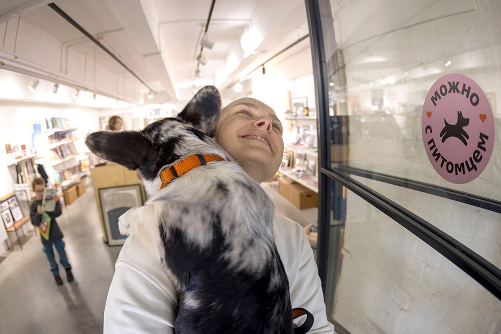 Щенок корги с хозяйкой Василисой Чернявской рады, что в Музее Москвы вместе приобщаются к культуре.