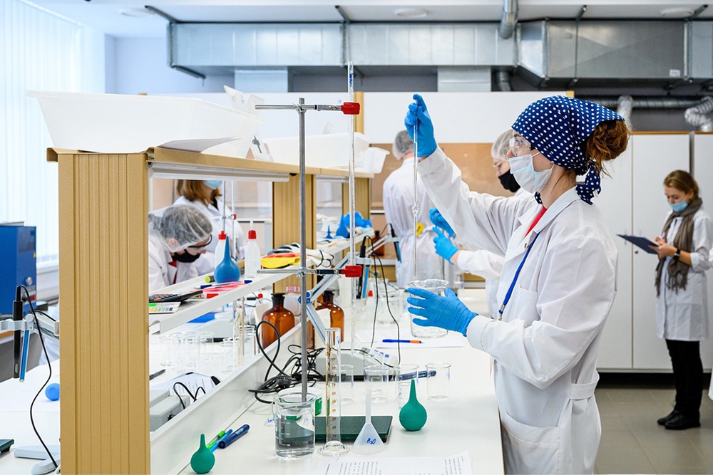 Арктические дикоросы студенты привозят из своих регионов после каникул, чтобы экспериментировать с ними в лаборатории.