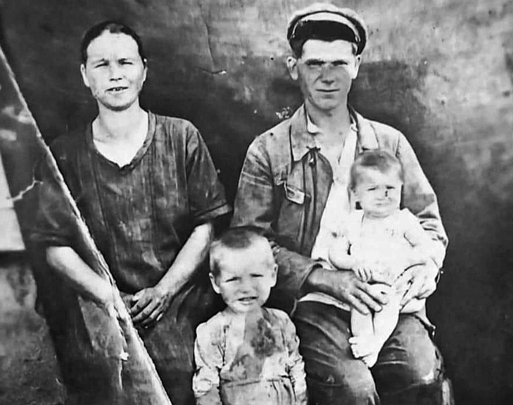 Роман Абрамович Бойко с семьей накануне войны. Фото из семейного архива. Роман Абрамович Бойко с семьей накануне войны. Фото из семейного архива.