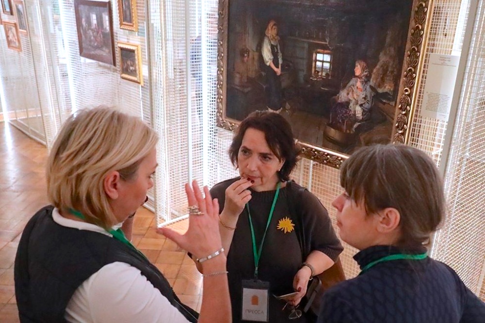 Полотна Поленова и учеников поместили в ниши из белой проволоки. 