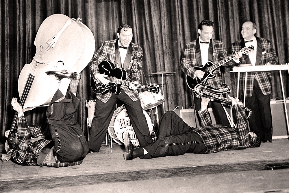 Билл Хейли (второй слева) не зря называл свою группу "Кометы": носились они по всей сцене!