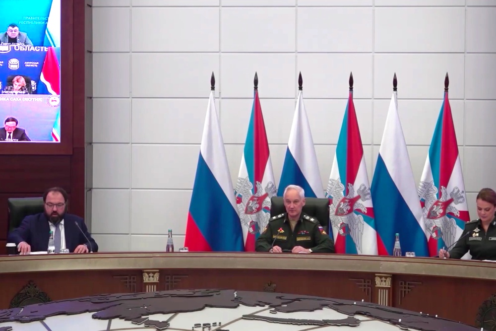 Совещание по мерам соцподдержки участников СВО провел министр обороны РФ Андрей Белоусов (в центре). В нем приняли участие министр цифрового развития, связи и массовых коммуникаций РФ Максут Шадаев (слева), замминистра обороны Анна Цивилева (справа) и по видеосвязи главы субъектов РФ.