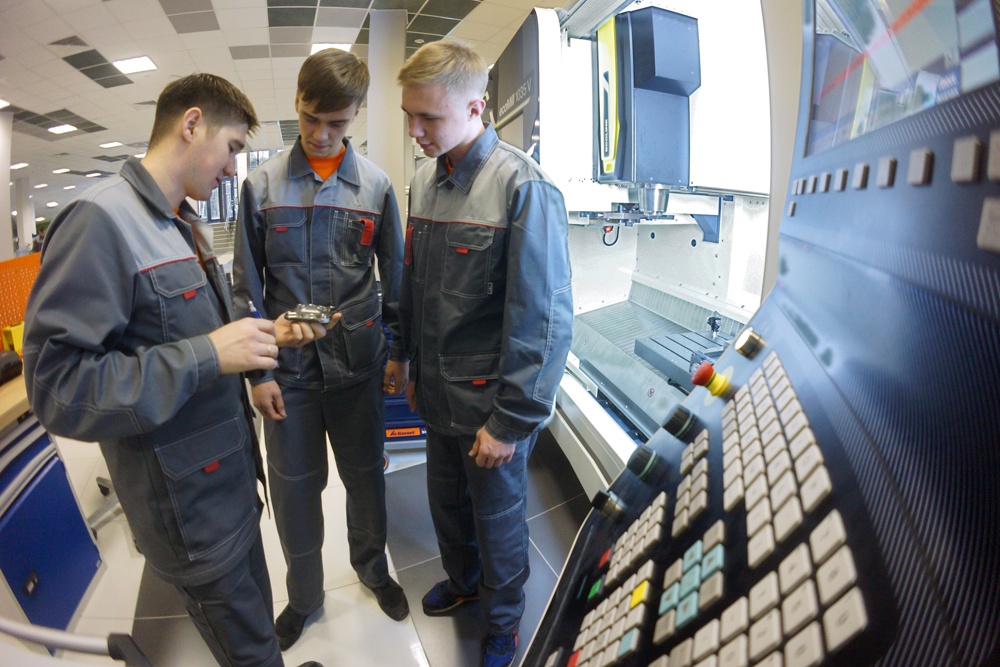 Чтобы молодежь не боялась подходить к современным станкам, в уральских колледжах и технопарках открывают учебные мастерские с эталонными участками.
