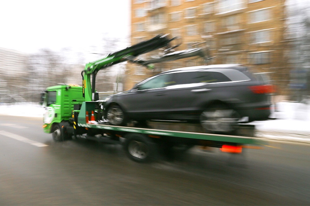 Увезти машину нарушителя на штрафстоянку просто, а вот совсем отобрать - нелегко.