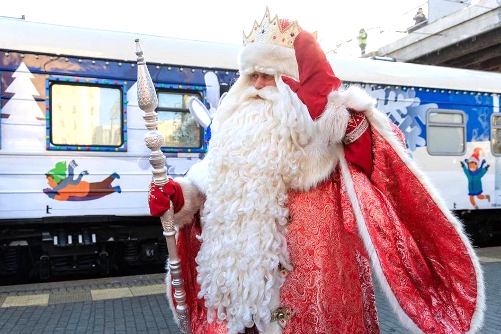 Поезд Деда Мороза - его ярко оформленная передвижная резиденция. Следующий пункт назначения - Уссурийск.