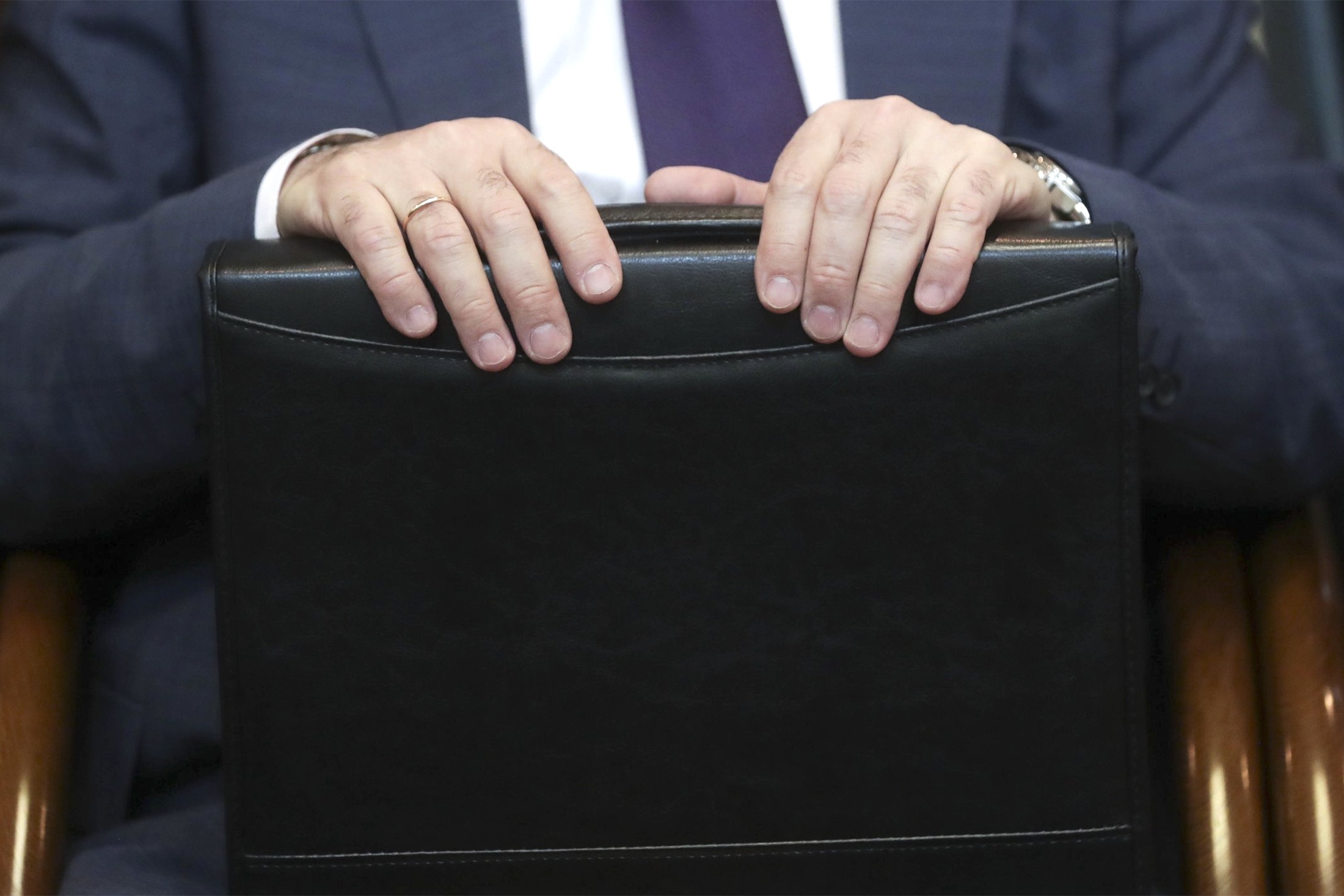 В Саратове чиновникам с жильем за границей урезали пенсии