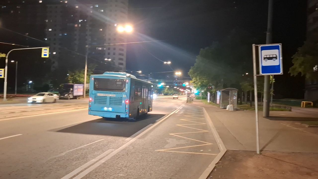 Автобус-"призрак" проезжает мимо остановки на проспекте Науки в Санкт-Петербурге
