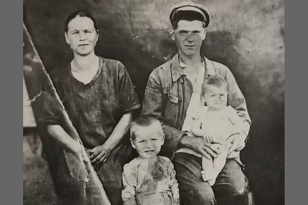  Роман Абрамович Бойко с семьей накануне войны. Фото из семейного архива.