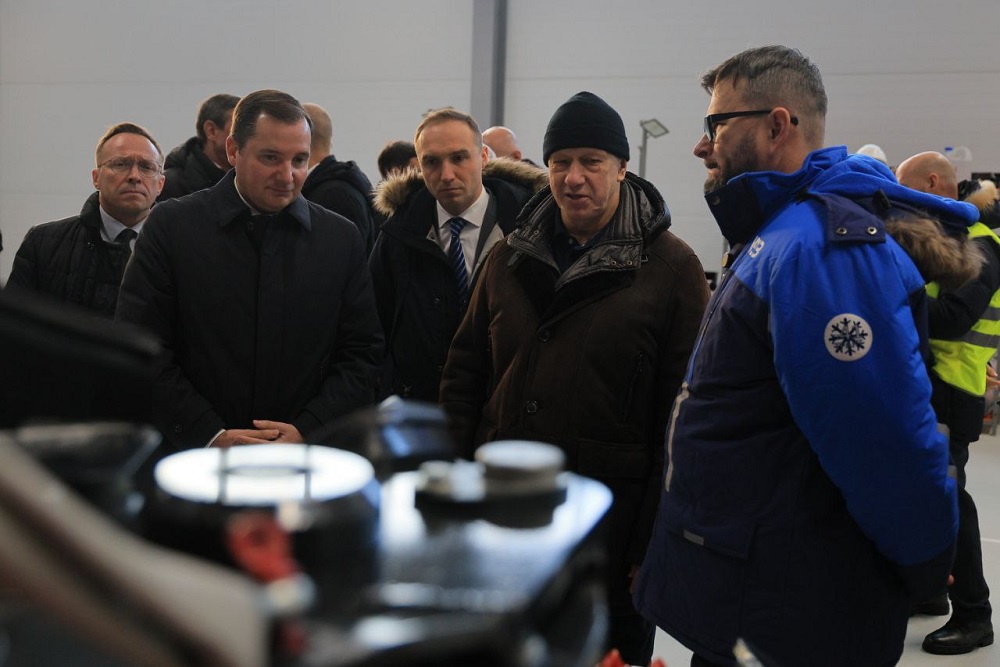 Во время визита в Архангельск заместитель председателя правительства РФ - полпред президента в ДФО Юрий Трутнев познакомился с работой предприятия, на котором наладили импортозамещение техники для заготовки древесины.