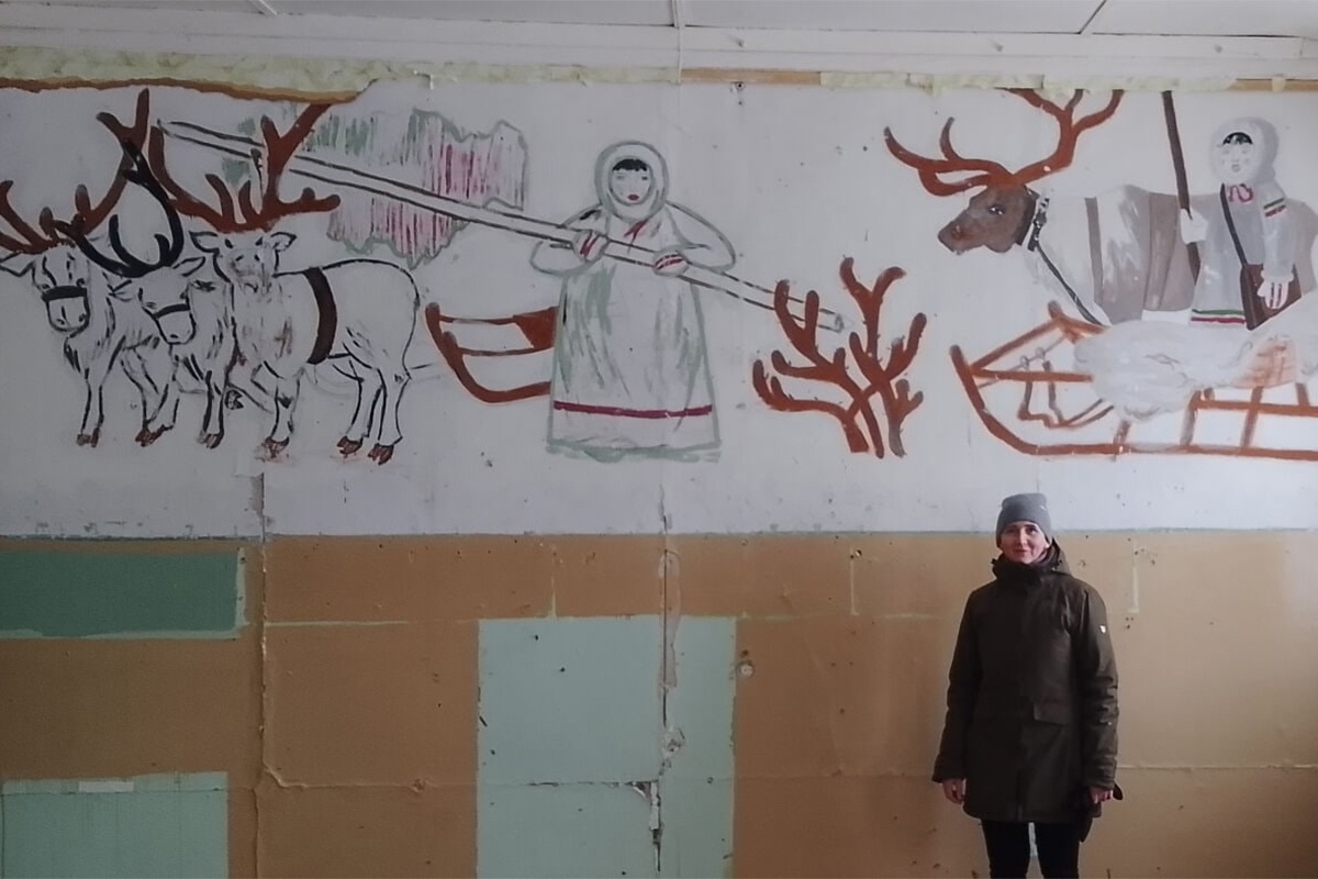 Спрятанный дневник ученика восьмого класса Семена Хозяинова обнаружили в школе села Петрунь Иинтинского района. Здесь же на стене нашли и панно с оленеводами, которое решили сохранить.