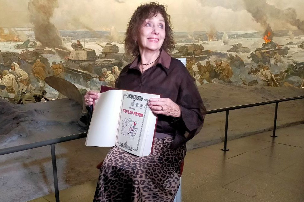 Дочь маршала Татьяна Еременко передала книгу отца в музей "Сталинградская битва".