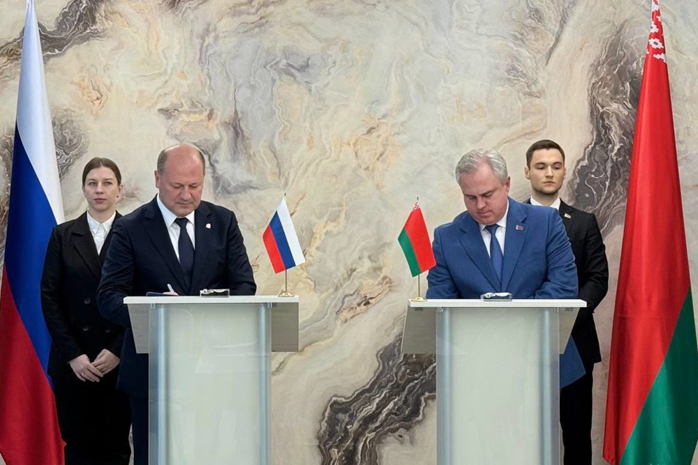 Александр Скрябин (слева) и Владимир Привалов подписали соглашение о развитии побратимских связей.