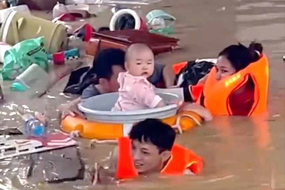 Во Вьетнаме детей от наводнения спасали даже в тазах.