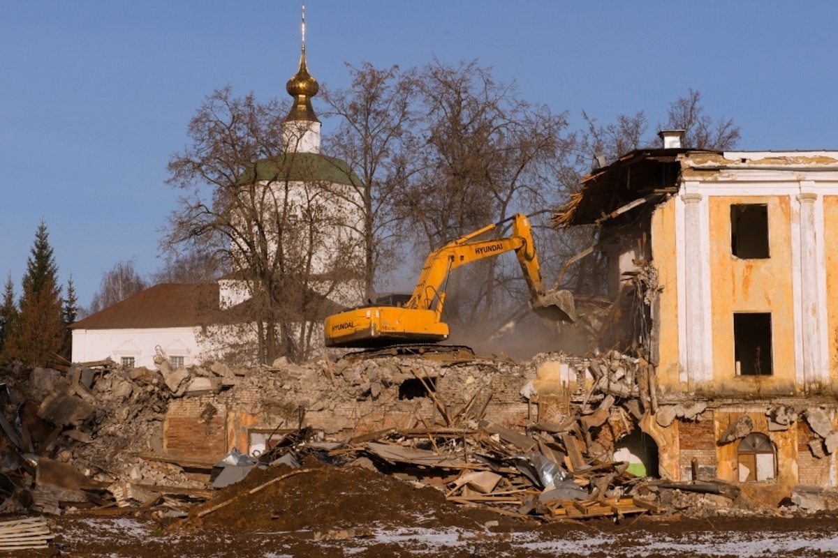 Экскаватор демонтирует здание Речного вокзала в Твери.
