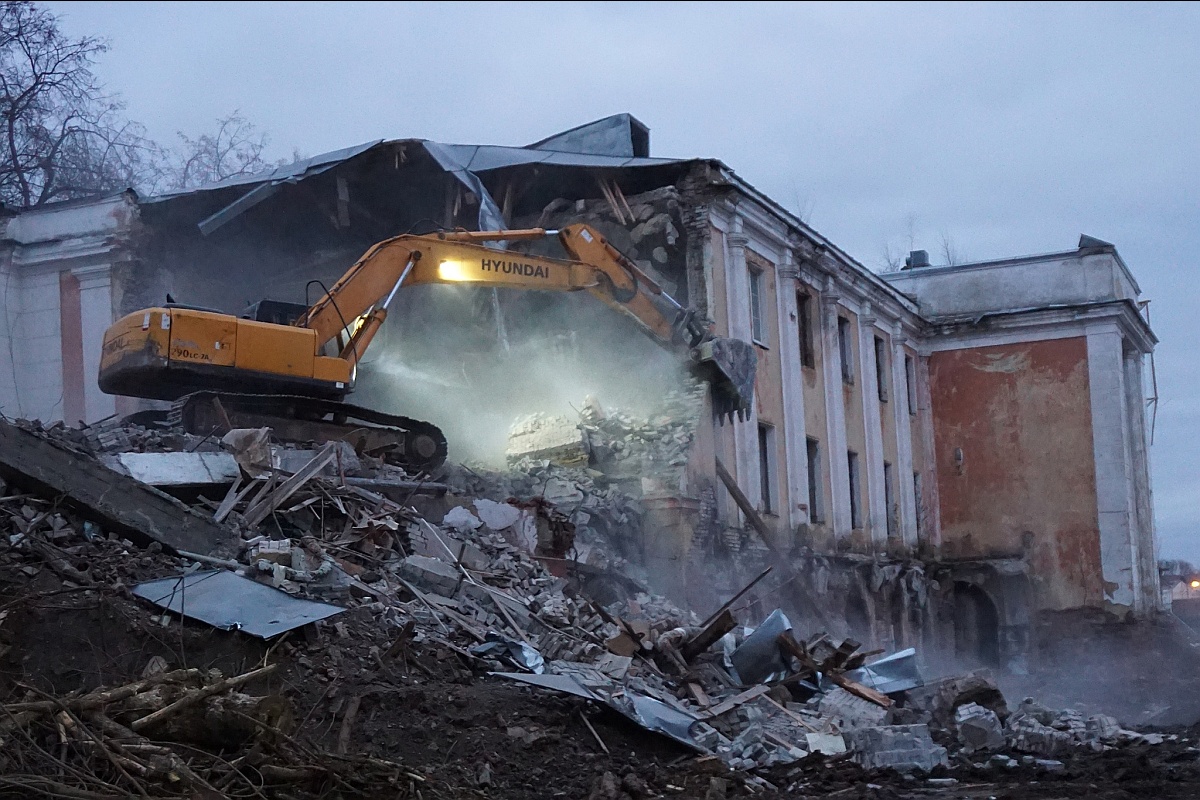 Экскаваторы уже уничтожили часть здания.