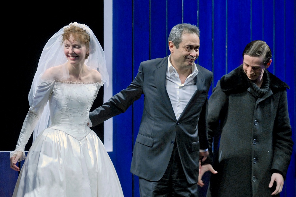 Валерий Фокин и исполнители главных ролей Юлия Марченко и Дмитрий Лысенков на поклонах после спектакля "Женитьба".