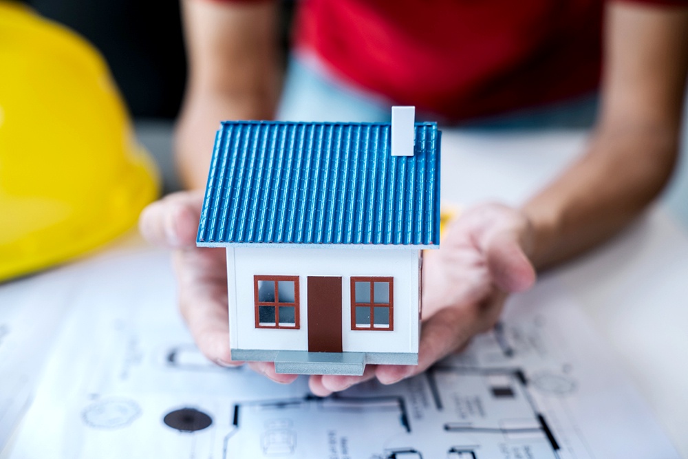 Макет дома в руках