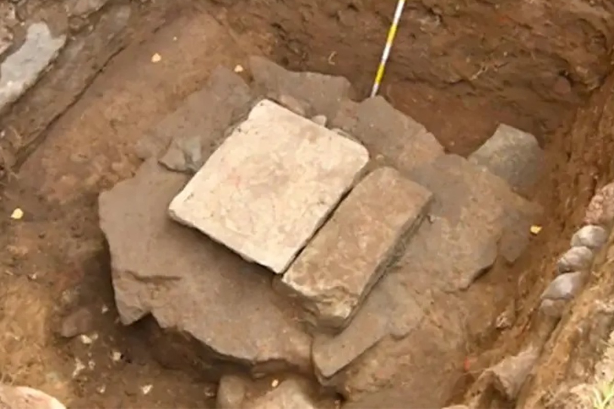 Когда каменную крышку перевернули и очистили, команда сделала ошеломляющее открытие: плита на самом деле была давно утерянным геральдическим камнем 1450-х.