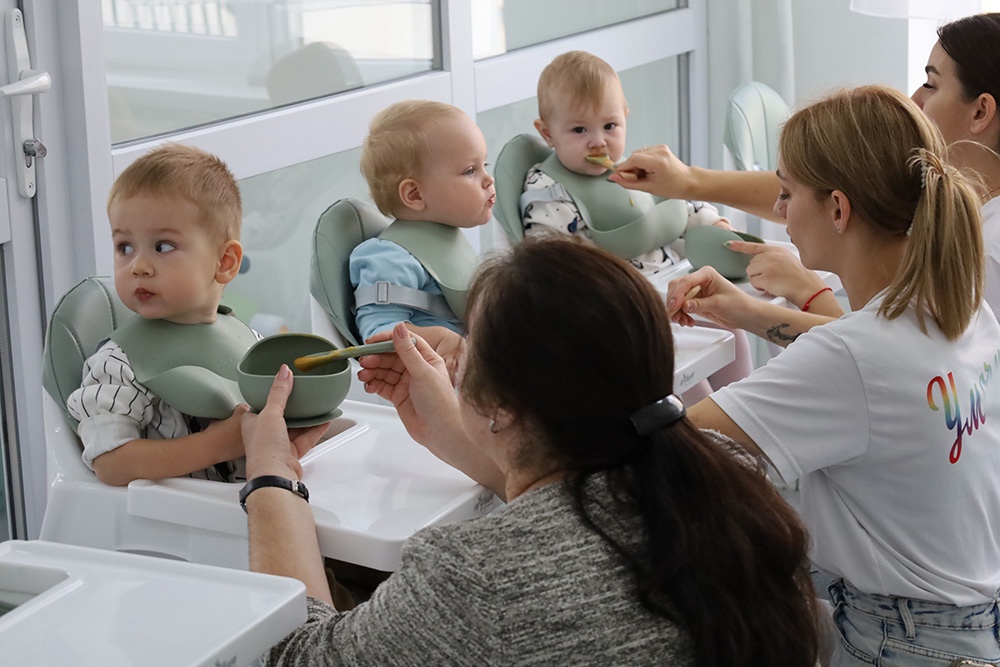 Питание малышей организуют, учитывая их возраст и рекомендации врачей.