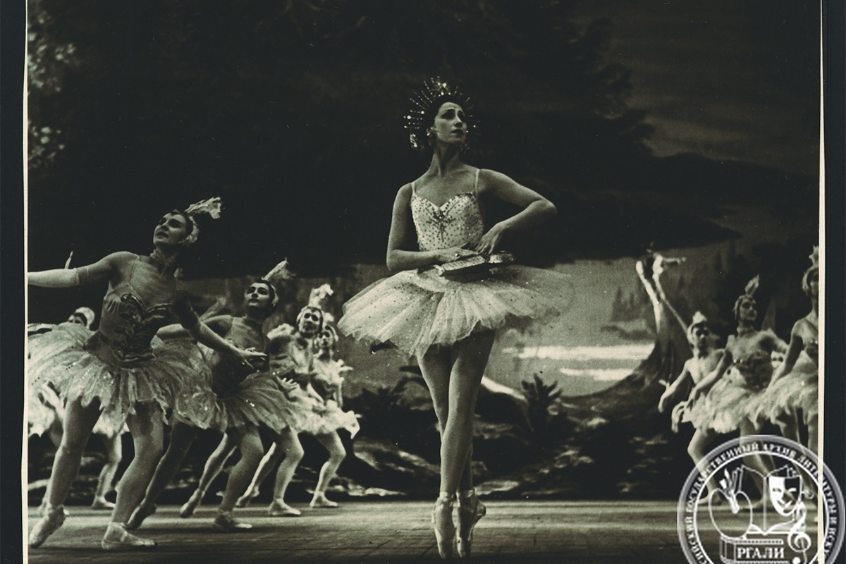 На сцене Майя Михайловна блистала в потрясающих костюмах, да и в жизни предпочитала наряды от звезд кутюра.