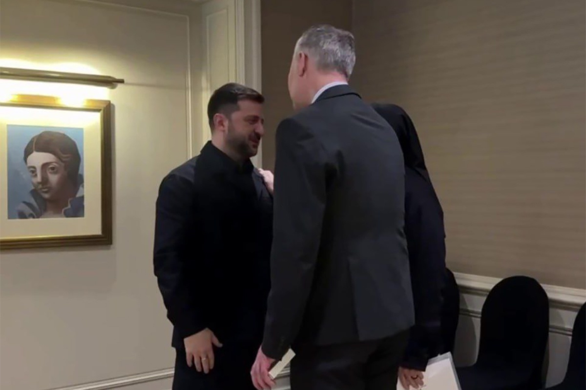 За переговорами с картины "присматривала" балерина Ольга Хохлова. За переговорами с картины "присматривала" балерина Ольга Хохлова.