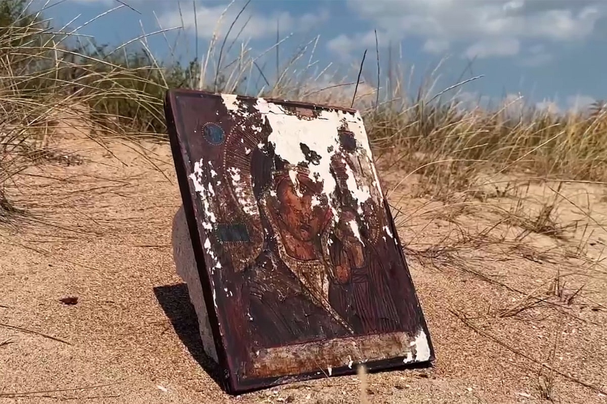 Икона, которой по предварительным оценкам более 100 лет, в плохом состоянии. Икона, которой по предварительным оценкам более 100 лет, в плохом состоянии.