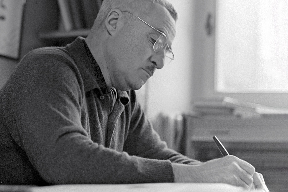 110 лет со дня рождения Константина Симонова - это повод вспомнить и перечитать одного из главных летописцев Великой Отечественной войны. Его стихи, пропитанные пороховым дымом и горечью потерь, стали неотъемлемой частью культурного кода России.