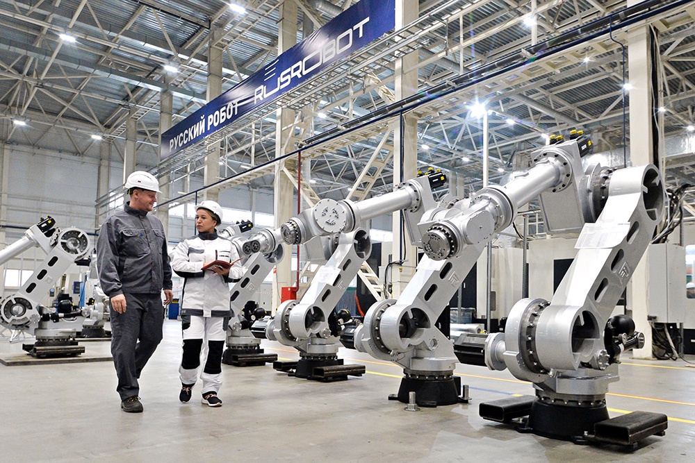 Промышленные роботы-манипуляторы применяются в машиностроении, металлообработке, автомобильной и металлургической промышленности все чаще.