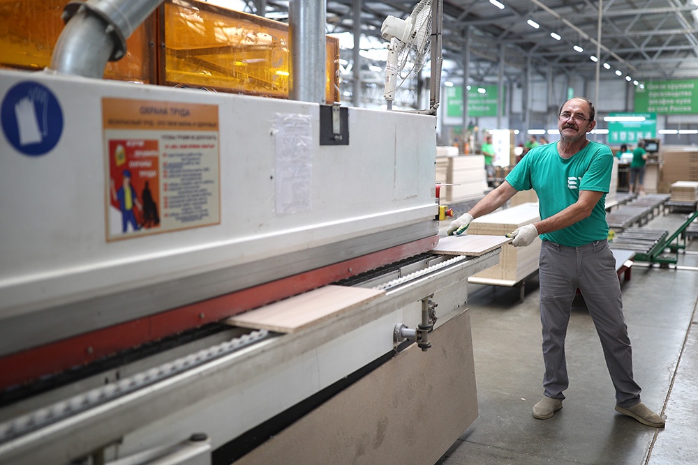 Современные мебельные производства оснащены высокопроизводительным оборудованием.