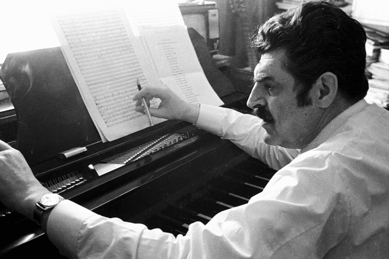 Советский композитор-песенник, певец, скрипач, пианист, актер, народный артист Дагестанской АССР Ян Абрамович Френкель за работой. 1973 год. 