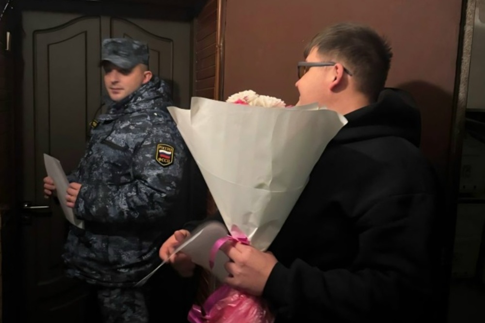 Приставы допросили должницу под видом доставки цветов