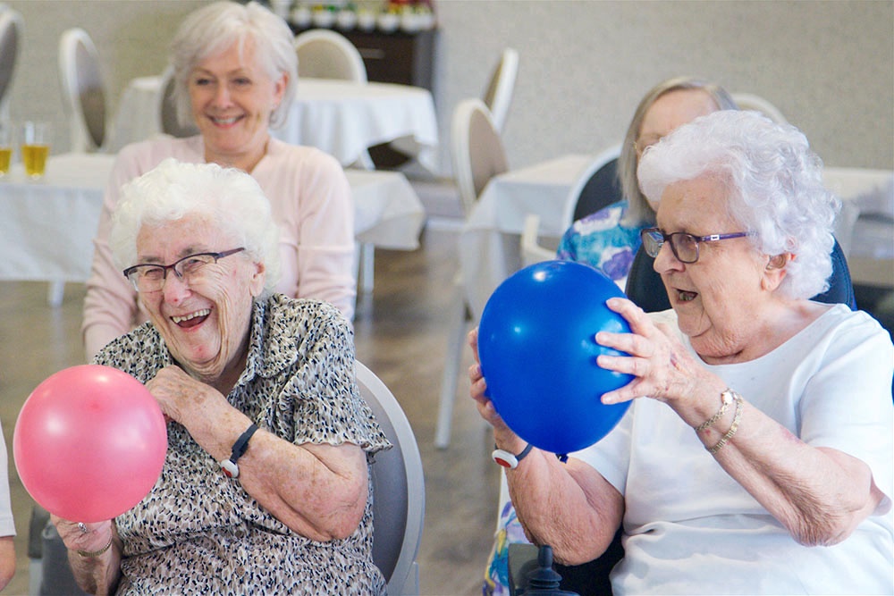 пожилые женщины держат воздушные шары