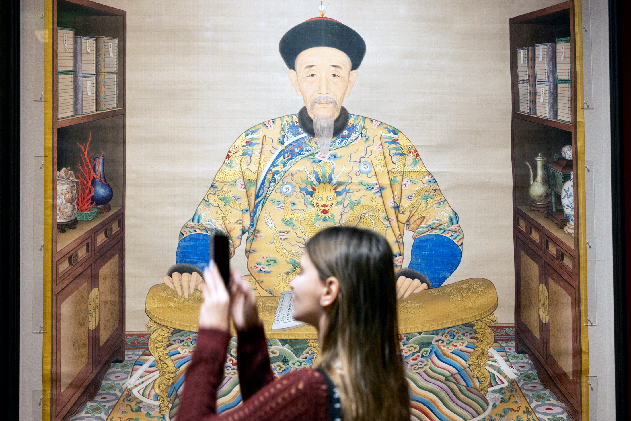 В отличие от европейской картины, которая открывала зрителю "окно в мир", китайский свиток похож больше на фильм,
в котором мы видим только один кадр. 