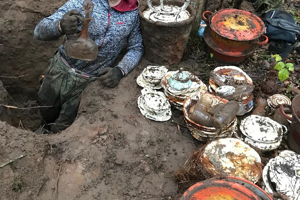 Под Калининградом обнаружили целый клад с посудой. 