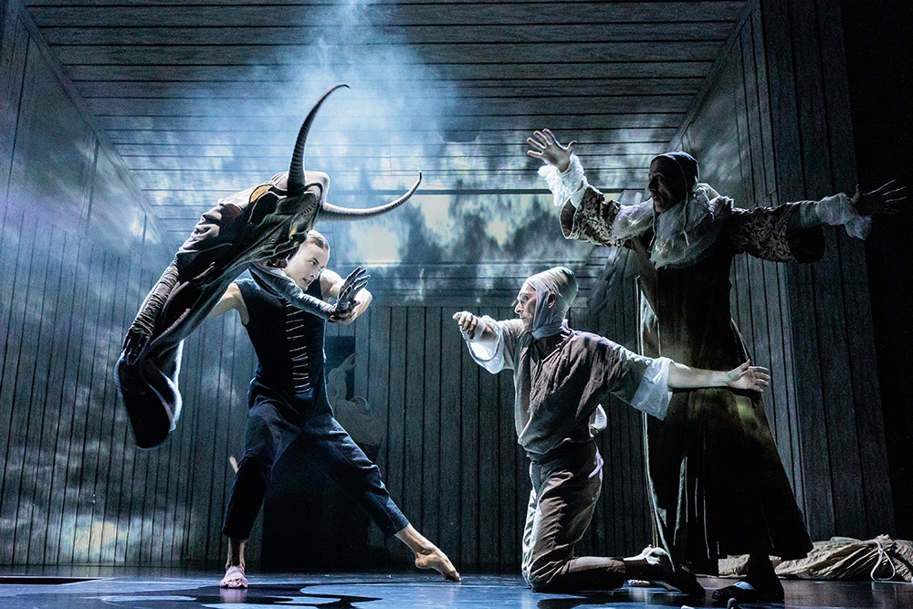 Особая роскошь в спектакле - костюмы, сшитые вручную. Что-то здесь - из позднего Средневековья и времени Данте.