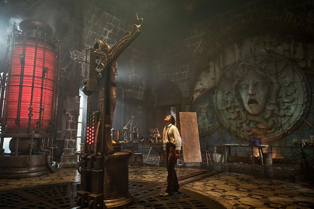 Изобразительно этот фильм напоминает кунсткамеру чудес, где хочется подробно рассматривать каждый интерьер и каждый экспонат.