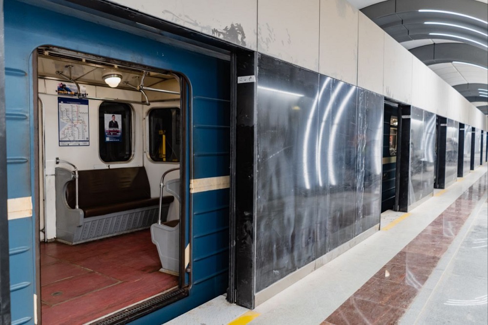Тестовый поезд на станции новой 6-й линии Петербургского метрополитена