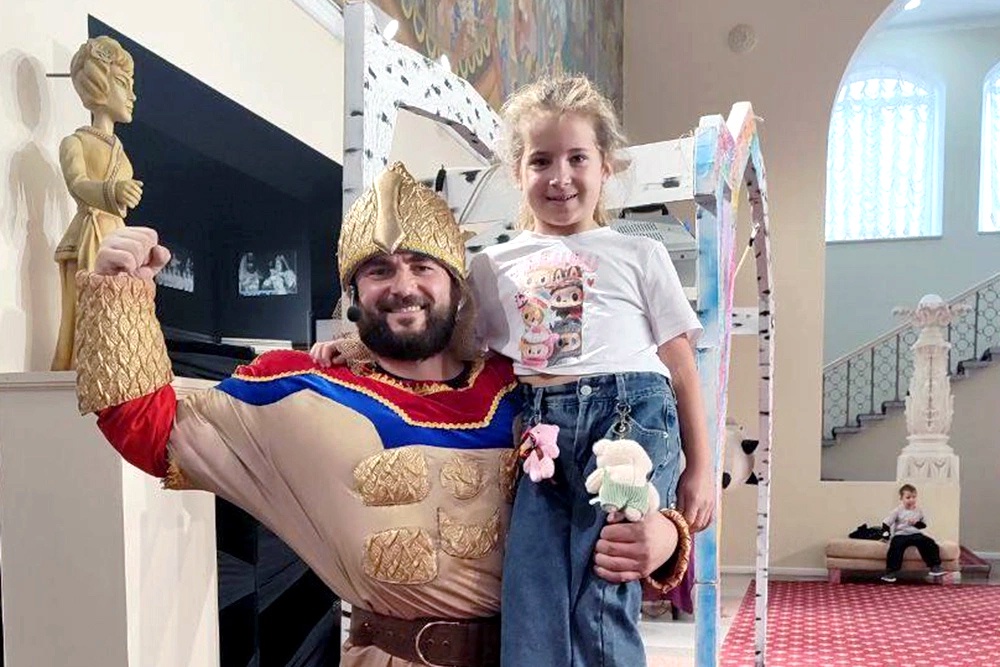 Дмитрий Туев в родном театре со своей главной зрительницей, дочкой Кирой.