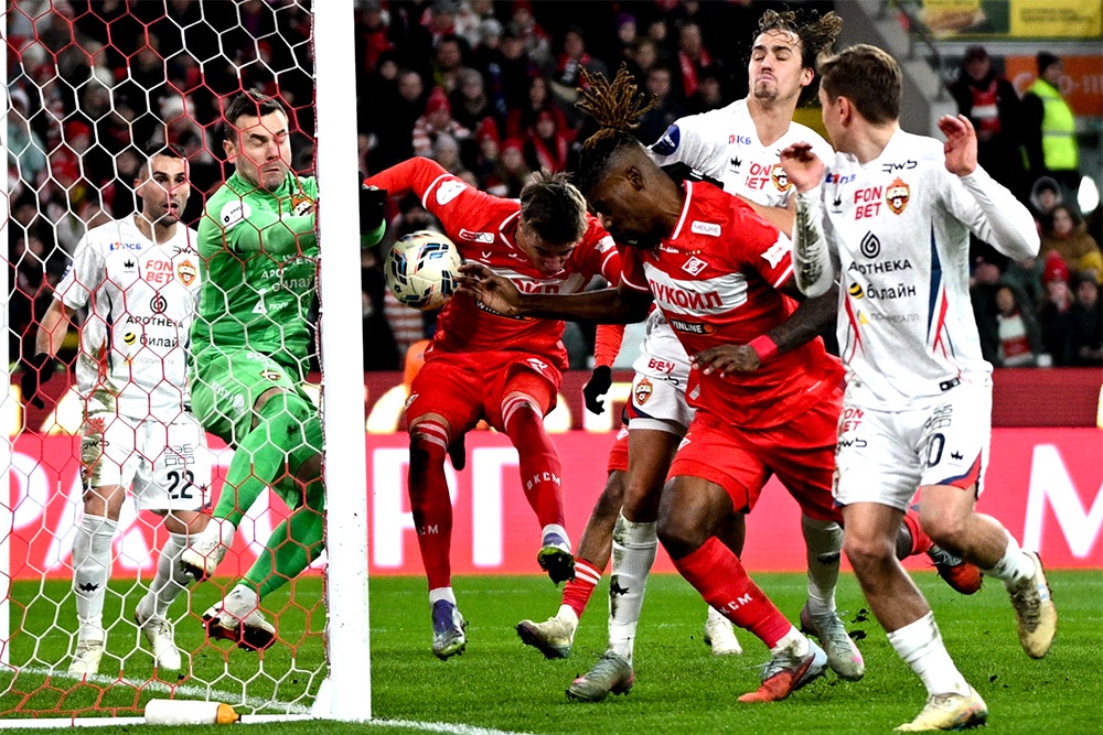 Воспользовавшись суматохой в чужой штрафной, спартаковцы затолкали мяч в ворота ЦСКА.