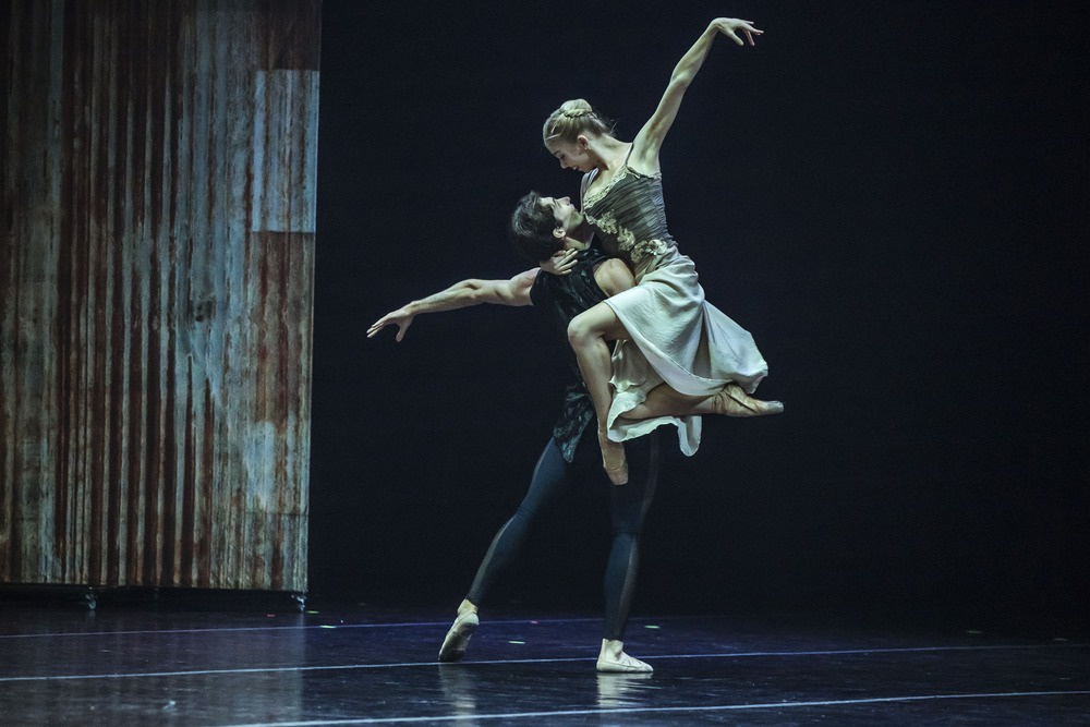 Джульетта делает выбор - из жестких нахлестов брата и жениха к заботливым поддержкам Меркуцио и Ромео. 