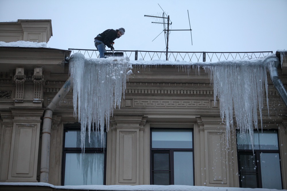 Ответственные за содержание зданий должны регулярно очищать крыши, не дожидаясь образования сосулек.