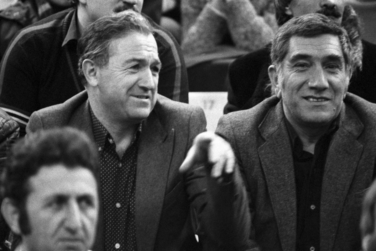 Легенда советского футбола Никита Симонян (слева) и легенда советского кино Армен Джигарханян. Легенда советского футбола Никита Симонян (слева) и легенда советского кино Армен Джигарханян.